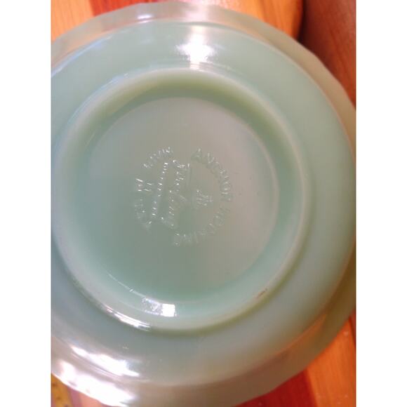 Collectable Anchor Hocking FIRE KING  8.5" Bowls. 2, Mint green and milk glass. - Picture 4 of 7
